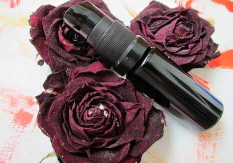 reife Haut, pflegen mit Rosenextrakt